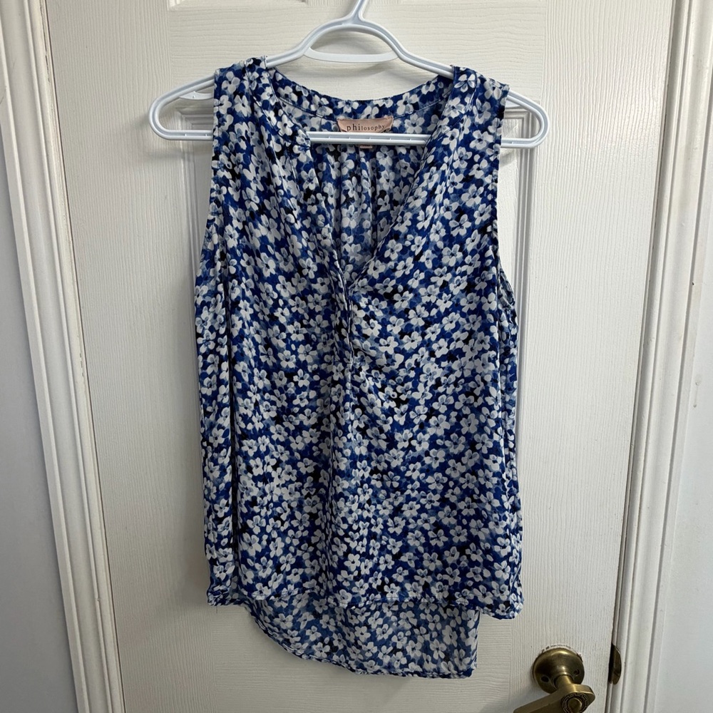 Philosophy Women's Blue and White Floral Sleeveless V-Neck Top - Size XS